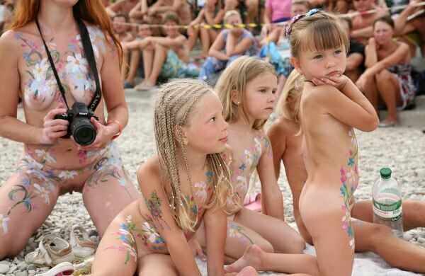 Photo of mothers and daughters of nudists [Nudism-Planet]
