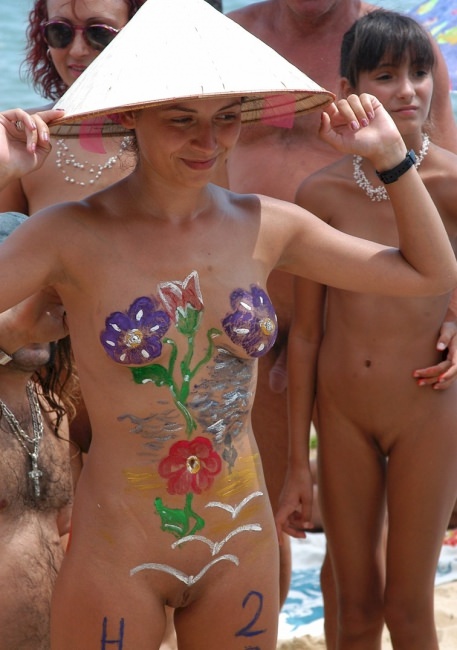 Mothers and daughters nudists on a beach - video of a family nudism [Nudism-Planet]