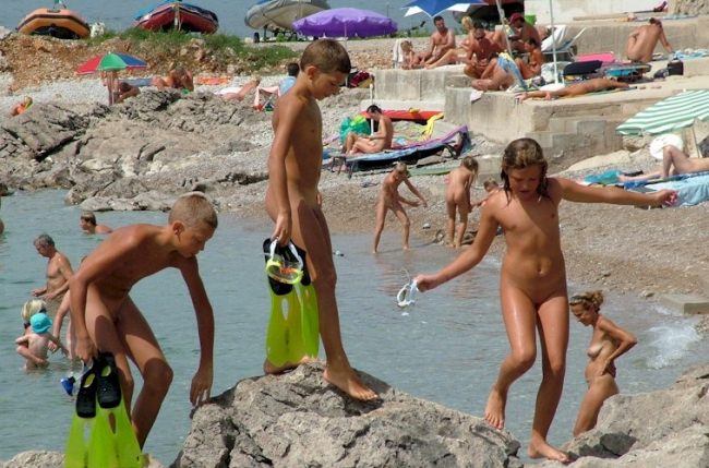 Amateur video made on a nudist beach [Nudism-Planet]