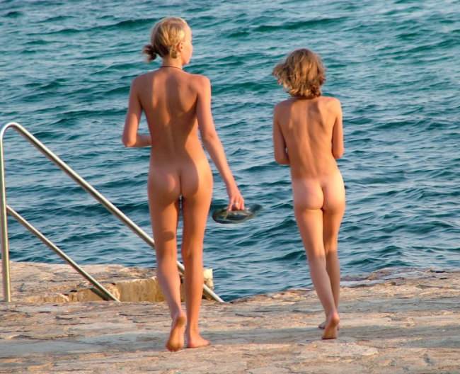 Teenagers nudists on a beach - to watch video [Nudism-Planet]