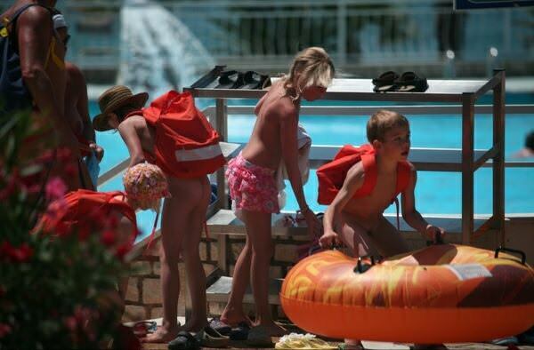 Children nudists in an aquapark [Nudism-Planet]