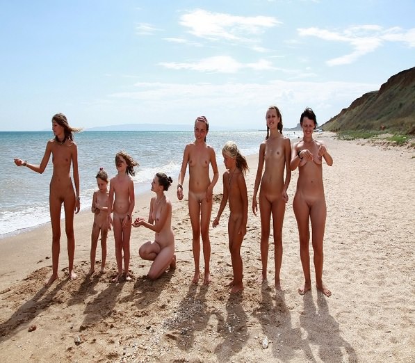 Photoset of nudists on a beach [Nudism-Planet]