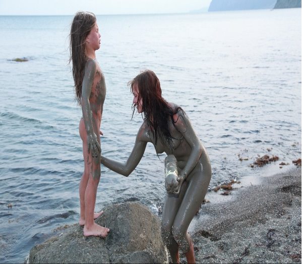 Nudists on the sea are smeared with medical dirt [Nudism-Planet]