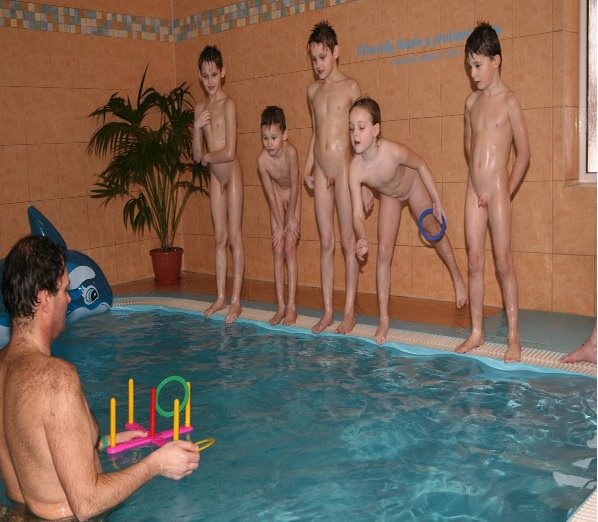 The pool in hotel - a photo of nudists [Nudism-Planet]