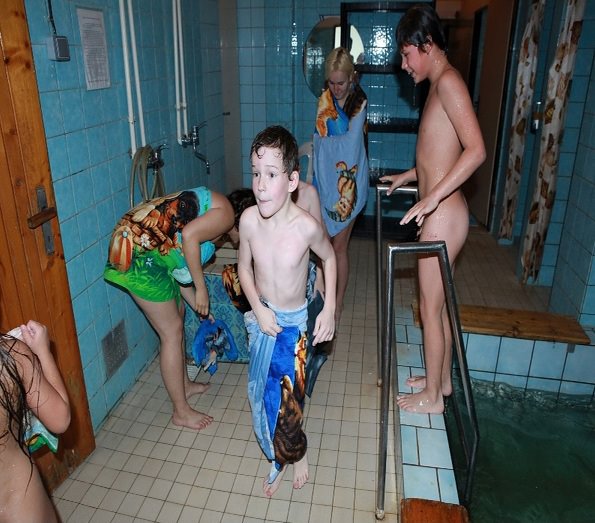 Family bare rest in a sauna [Nudism-Planet]