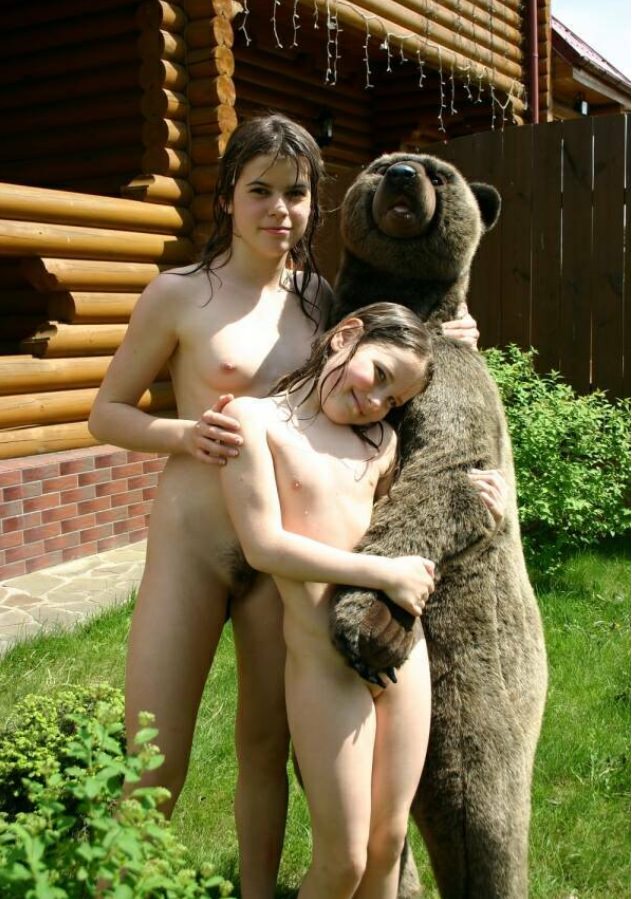 Family nudism - girls nudists and a bear [Nudism-Planet]