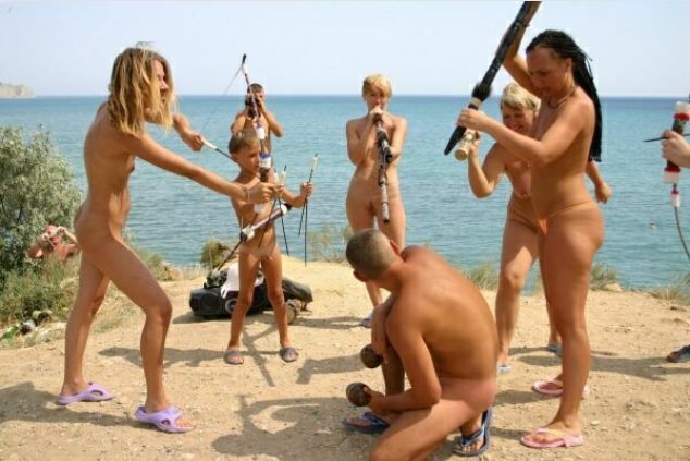 Purenudism photo - adults and young nudists play Indians [Nudism-Planet]