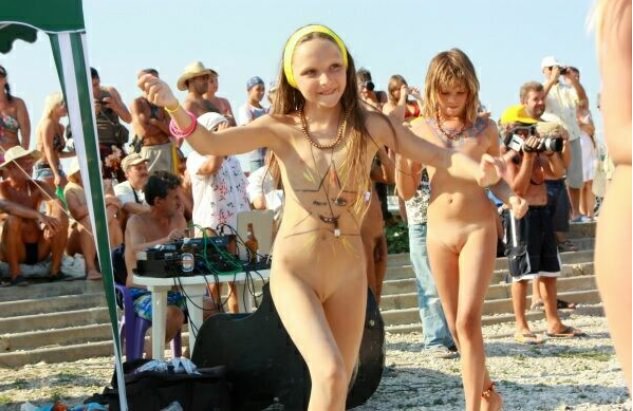 Purenudism photo - competition of dances of young nudists on a beach [Nudism-Planet]