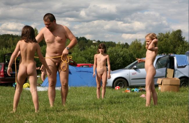 Family naturism outdoors - games, entertainments and picnic [Nudism-Planet]