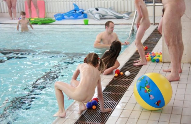 15 new galleries of photos of nudists in the pool [Nudism-Planet]