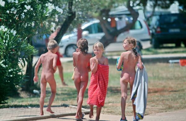 Nudists have a rest in the cottage city - Purenudism photo [Nudism-Planet]