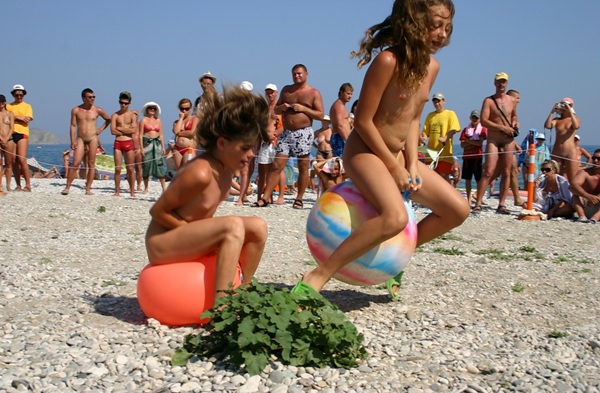 Young girls nudists participate in competition - Purenudism photo [Nudism-Planet]