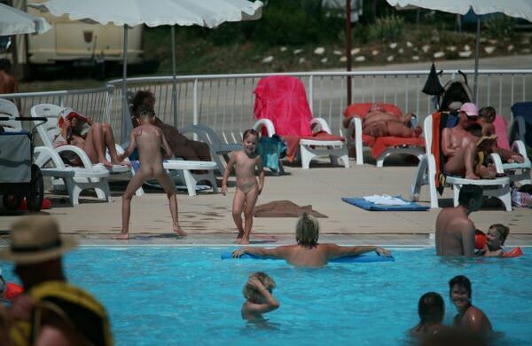 Purenudism - nudists of America in the pool [Nudism-Planet]