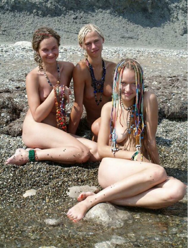 Bare girls students on a beach [Nudism-Planet]