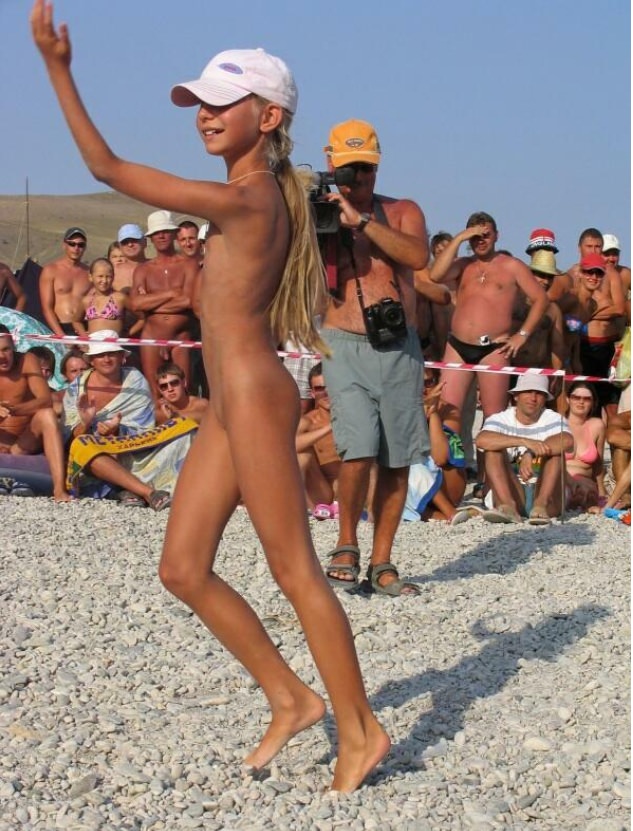 Family nudism - photo of young girls of a series Purenudism [Nudism-Planet]