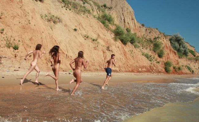 To spend one day to the companies of nudists of video [Nudism-Planet]